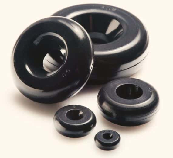 Confronto fra tre O-ring di colori diversi rappresentanti i tre elastomeri standard NBR, EPDM e Viton FKM utilizzati nei riduttori di flusso autoregolanti
